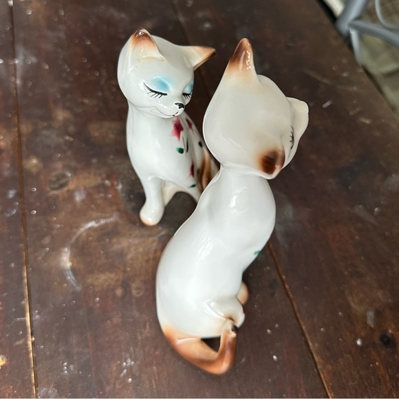 ❀ Vintage Ceramic Siamese Cat Figurines with Floral Design ❀ - Picture 6 of 8